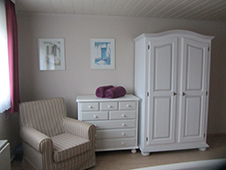 Sitzecke mit Kommode und Schrank