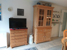 Fernsehecke und Vitrine